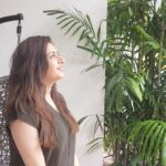 Bhagyashree Instagram - Love the rains.. and the rain songs and what it makes me feel❤️ Rainsinger🤪 #rain #monsoon #singing