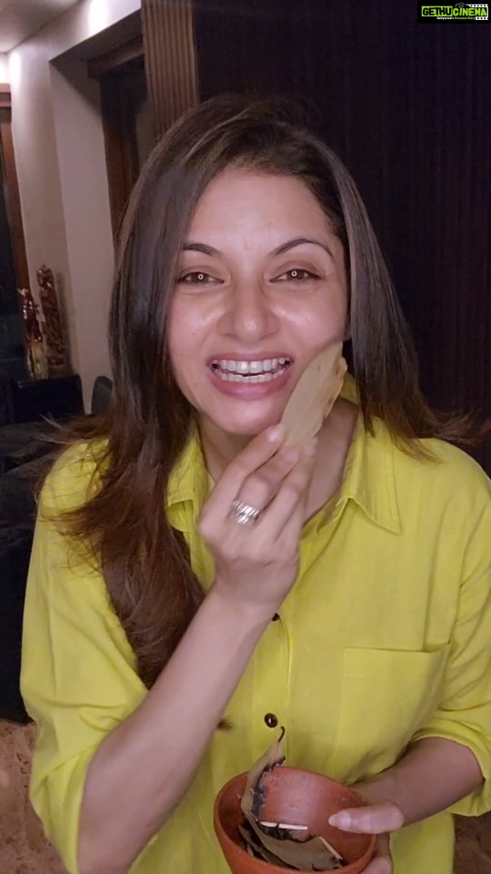 Bhagyashree Instagram - #tuesdaytipswithb Bay leaves / Tej patta is used ofcourse to add flavor and aroma to food. But burning the bay leaves releases some chemicals that reduce anxiety, stress and fatigue. Similar to the effects of lavender essence , the chemical that is released is called linalool and is known to calm your senses and bring relief. #tuesdaytip #anxiety #stressfree #easytips #bayleaves #olfactorysenses