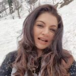 Bhagyashree Instagram - #thursdaythrowback I can't help but share this throwback ! Giving it out to the universe that I wanna go back to kashmir again... One of the most beautiful places on earth indeed. #traveltalesbyb #holidaydestination #mustsee #kashmir #kashmirtourism #holidays #memories