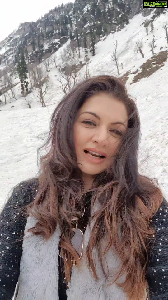 Bhagyashree Instagram - #thursdaythrowback I can't help but share this throwback ! Giving it out to the universe that I wanna go back to kashmir again... One of the most beautiful places on earth indeed. #traveltalesbyb #holidaydestination #mustsee #kashmir #kashmirtourism #holidays #memories