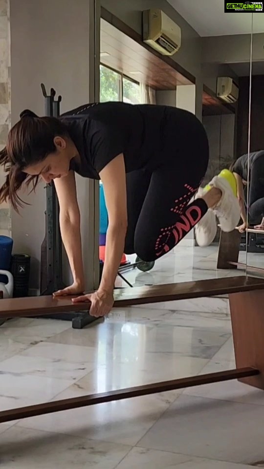 Bhagyashree Instagram - #tuesdaytipswithb Cardio should be an essential part of your workout. Not only is it a calorie burner but it also tests the optimum condition of your heart. Its like a stress test which helps you ascertain how well your levels of stamina and endurance are... and it can help you push to achieving a higher goal... specially during any sports training. However, make sure you never begin any cardio workout without a go ahead from your doctor and under proper supervision and guidance of a trainer. . #functionaltraining #workout #cardio #workoutmotivation #coreworkout #exercise #corestrength #legworkout #workoutmotivation #fitnessmotivation #bestrong #fitness #domorebemore #exercise #muscles #health #flexibility #mobility #strengthtraining