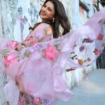 Bhagyashree Instagram – Phool khile hein gulshan gulshan.🌻🌸🌼🌹🥀🌷
.
.
#sarilove #designersarees #shootmode 
@makeupartistkarishmabajaj 
@vhairforu 
@rochelledsa
📷 @maverickideaz
Outfit – @nikita.vishakha @dewandbloom
Jewellery – @koharbykanika
Styling – @rochelledsa @anishagandhi3 
Styling assistant – @baharberii
