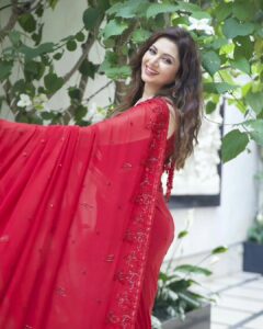 Bhagyashree Instagram - 🍅🍅🍅🍅🍅 
Can't do without it !!

#tomato #color #colormehappy #sarilove #saree #lovethecolor
#bethewomanyouwanttobe #tomatored #red #beyourownkindofbeautiful #redsaree
💄@elvismakeupartist
💇‍♀️ @sorinspasalon
📷 @akshayphotoartist
👗 @nitikagujralofficial
Styling - @rochelledsa