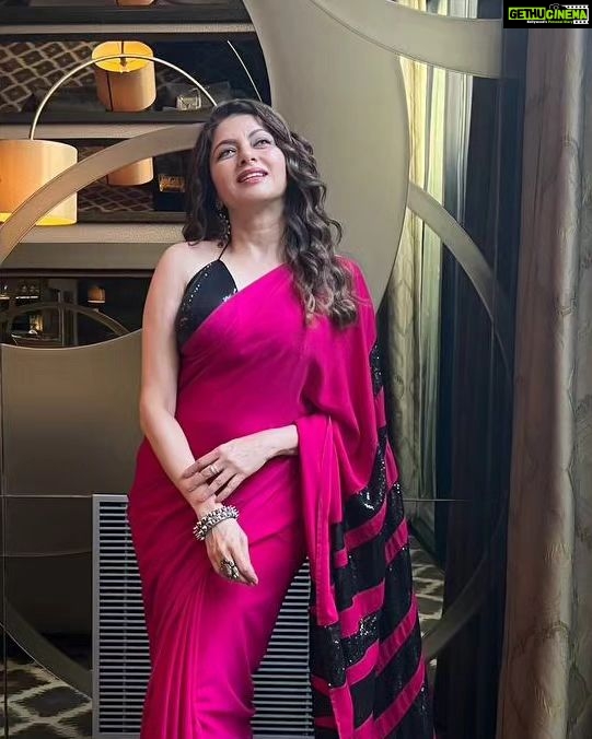 Bhagyashree Instagram - Fuchsia: Never doubt the power of pink !! #pink #shockingpink #sarilove #style #lovethecolor Stylist - @roshni0819 Outfit - @swtantraofficial X @entertainmenttleo9