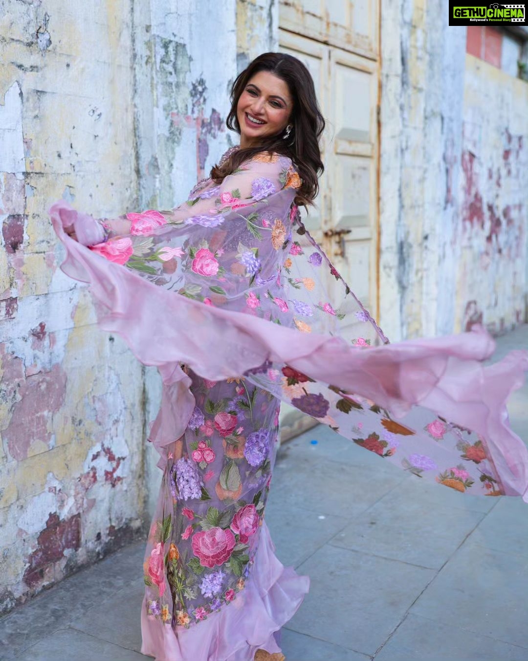 Bhagyashree Instagram - Phool khile hein gulshan gulshan.π»πΈπΌπΉπ₯π· . . #sarilove #designersarees #shootmode @makeupartistkarishmabajaj @vhairforu @rochelledsa π· @maverickideaz Outfit - @nikita.vishakha @dewandbloom Jewellery - @koharbykanika Styling - @rochelledsa @anishagandhi3 Styling assistant - @baharberii