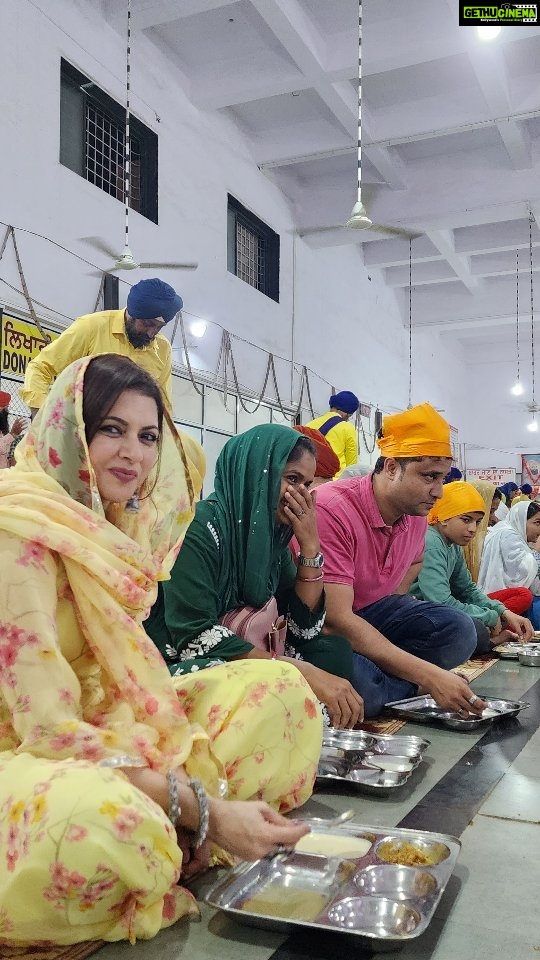 Bhagyashree Instagram - Langar ka khana ! An auspicious day to be able to visit the Hazur Sahib Gurudwara in Nanded and take blessings. The place where the Guru Gobind Singh breathed his last and had conferred the title to the revered Guru Granth Saheb. It is also called Takth Sachkhand Hazur Sahib. The peace, serenity and tranquility indeed set a tone for meditative introspection and prayer. A place where there is no discrimination. All that is needed is a heart open for love n compassion, a mind that is non judgemental, hands ready to service humanity. The langar ka khana stands as a symbol for all of the above. Everyone, irrespective of caste, gender, social or financial standing, all sit together and are served the same food. Those who wish to offer their services may partake in serving or cleaning. I am indeed lucky to be able to travel, to see, learn and soak in India. Thank you @kiranbawaofficial for the arranging the amazing darshan. #traveltalesbyb #traveldiaries #travel #incredibleindia #india #gurudwara #hazursahib #blessings #gratitude