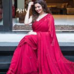 Bhagyashree Instagram - Cherry Me ! . . . #cherryred #red #sarilove #ready #filmfarered #redcarpet 💄@elvismakeupartist 💇‍♀️ @iosiswellness 📷 @akshayphotoartist 👗 @nitikagujralofficial Styling - @rochelledsa & @anishagandhi3