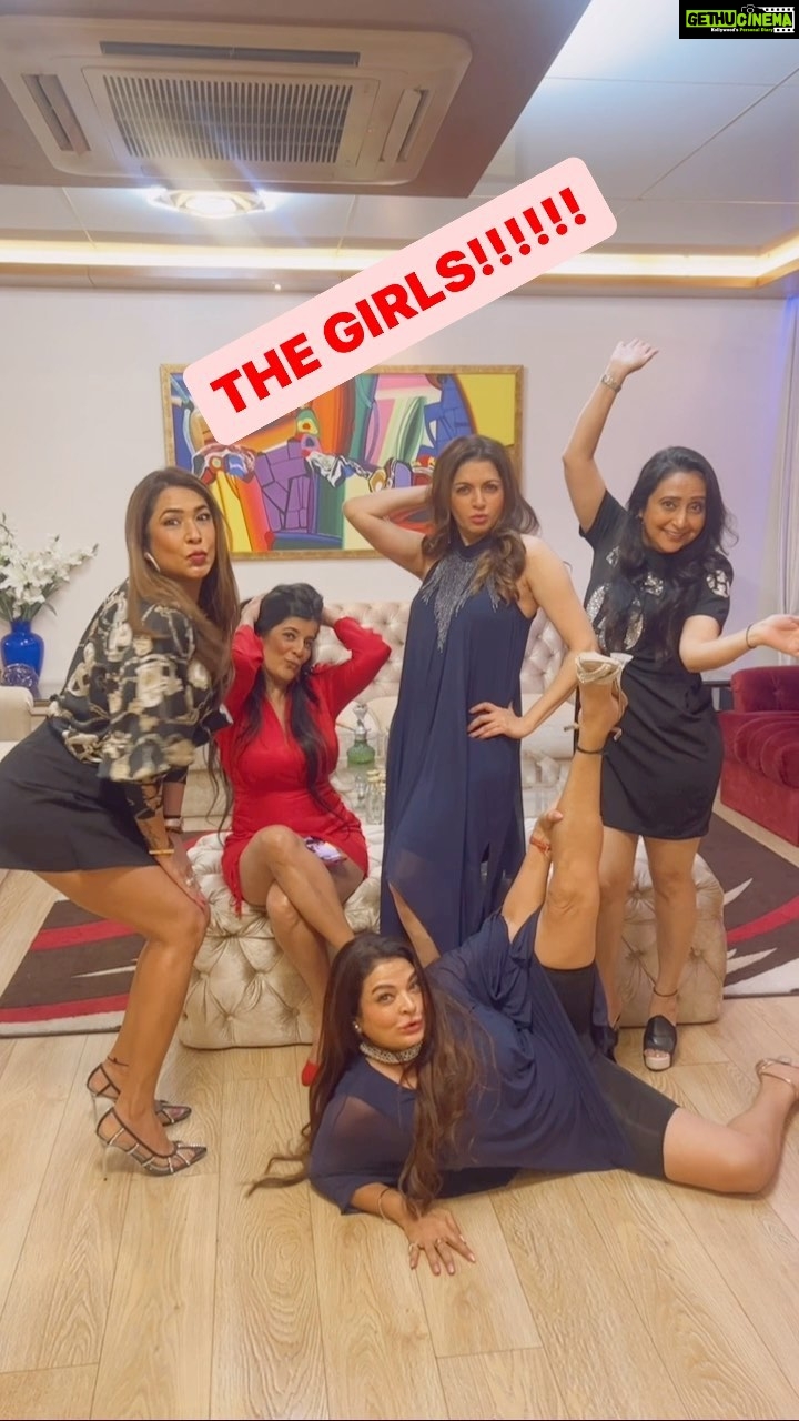 Bhagyashree Instagram - These 5 pack a punch 👊🏻!!!! #bffs #bestfriends #beforeparty #funfriends #friendsreunion