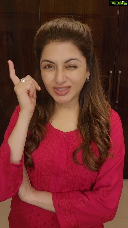 Bhagyashree Instagram - #tuesdaytipswithb Jab pati kare pareshaan, chalao dimaag ki dukkan. The biggest stress for most women is thinking about what the menu should be... and no family member ever helps solve it. So, when noone gives easy or straight answers, you can feed them their own words.π Its a light way to look at things. However, the fact is that the homemakers are the least appreciated in our societial structure. From everyday food to cleaning, managing relationships to householdbudgets childten's wellbeing to elders medical help.. the woman of the house takes on so many responsibilities. But more often than not, she is taken for granted. On #worldmentalhealthday take some time out to appreciate your wife, hug your mother, say kind words of appreciation for those around you that help making your house a home. Keep them happy and at mental peace. #happyhome #hubbynme #homemaker #everydaytips #everydaylife #foodmenu #healthyhomehappyhome @himallay27