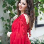 Bhagyashree Instagram - Cherry Me ! . . . #cherryred #red #sarilove #ready #filmfarered #redcarpet 💄@elvismakeupartist 💇‍♀️ @iosiswellness 📷 @akshayphotoartist 👗 @nitikagujralofficial Styling - @rochelledsa & @anishagandhi3