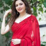 Bhagyashree Instagram - Cherry Me ! . . . #cherryred #red #sarilove #ready #filmfarered #redcarpet 💄@elvismakeupartist 💇‍♀️ @iosiswellness 📷 @akshayphotoartist 👗 @nitikagujralofficial Styling - @rochelledsa & @anishagandhi3