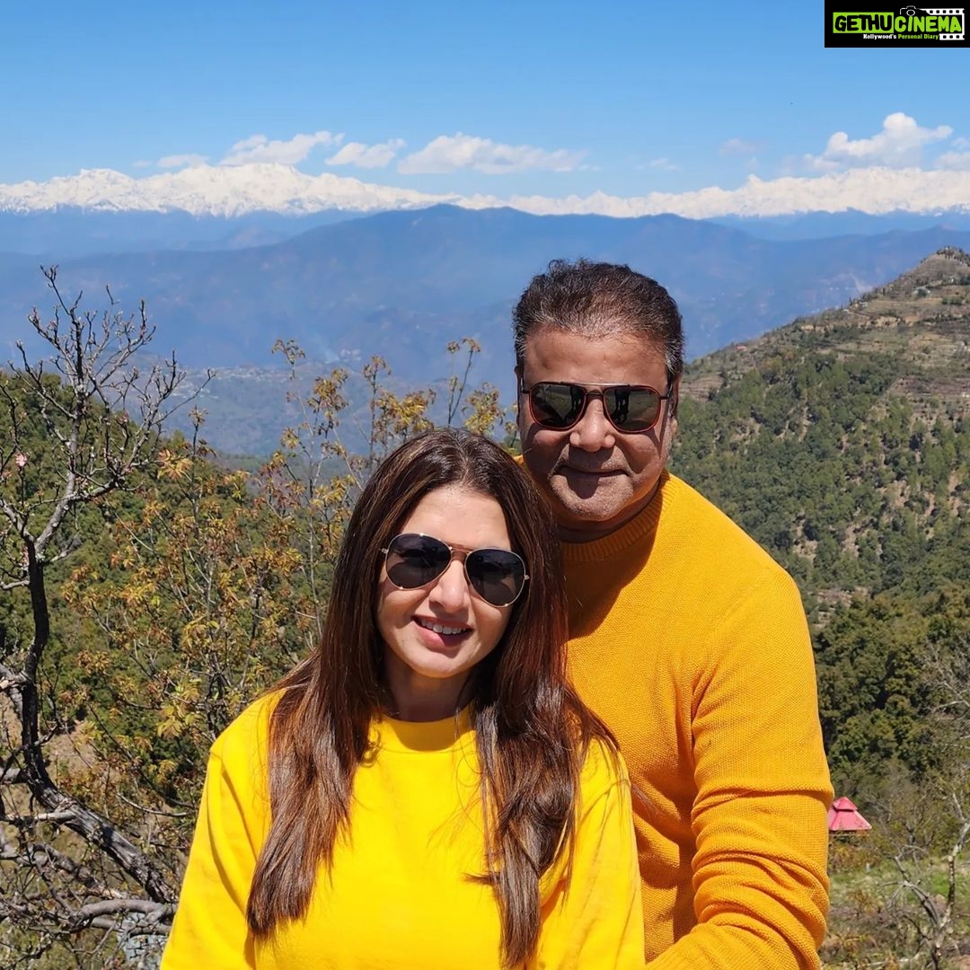 Bhagyashree Instagram - Oranges n lemons ! . . . #colormehappy #colorofmylife #juices #hubbynme #familygoals #juice @himallay27 @avantikadassani