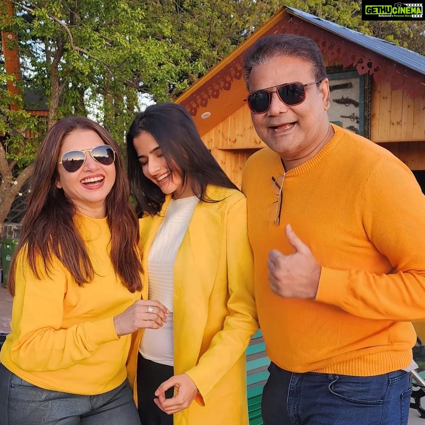 Bhagyashree Instagram - Oranges n lemons ! . . . #colormehappy #colorofmylife #juices #hubbynme #familygoals #juice @himallay27 @avantikadassani