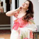 Bhagyashree Instagram - Orange Blossom ! 📷 @pinkiemakhijani 💄@nishthabhandari @mohini__chabria @surbhisoniindia #saree #sari #shinebright #bebeautiful #sareelove #traditional #lovethelook #dressedup #shimmernshime #beyourownkindofbeautiful