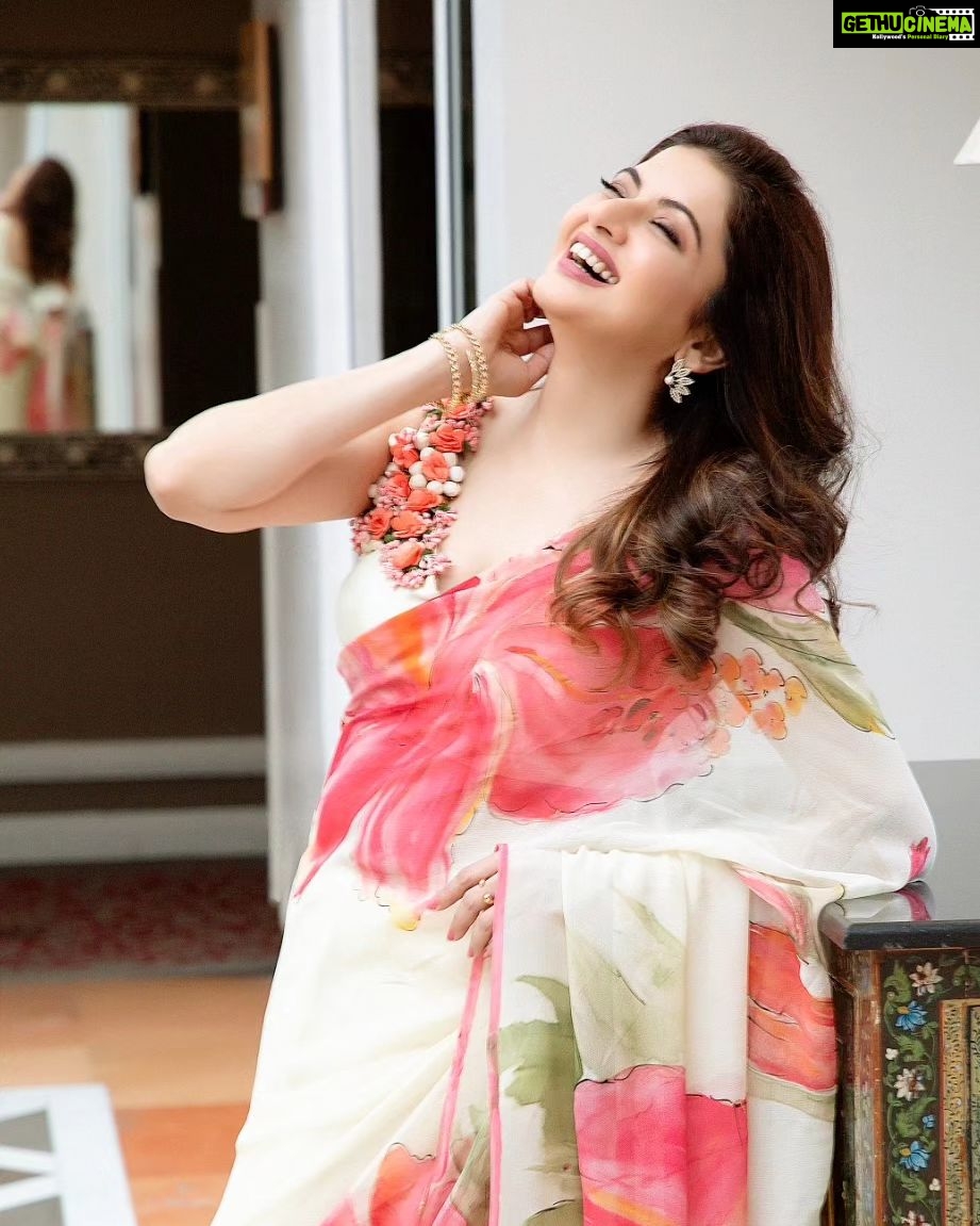Bhagyashree Instagram - Orange Blossom ! 📷 @pinkiemakhijani 💄@nishthabhandari @mohini__chabria @surbhisoniindia #saree #sari #shinebright #bebeautiful #sareelove #traditional #lovethelook #dressedup #shimmernshime #beyourownkindofbeautiful