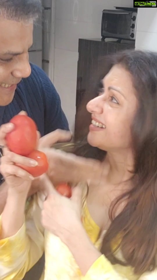 Bhagyashree Instagram - Tomato tomato !! #homecooking #hubbynme #cooking #tomato #couplevibes #cookingathome #tasty #healthyfood #healthycooking #funmoments