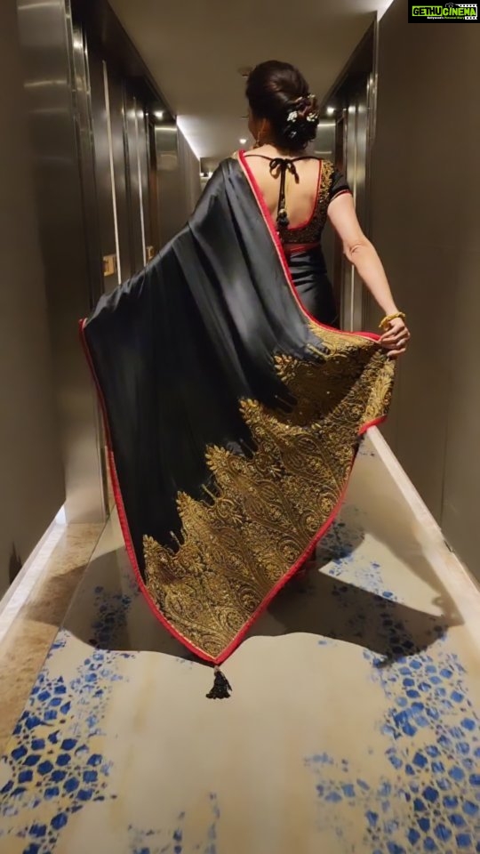 Bhagyashree Instagram - Aao huzur, tumko...... . . . Whenever I wear this sari, everyone asks me why did I ever stop designing saris😅.... its one of my favs too. #sarilove #saree #sari #traditional #silk #zardozi #lovethelook #indiancraftsmanship Hair - @nadeemkhan.hair