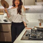 Bhagyashree Instagram – Cooking on the weekend !!🤪
.
.
Love kitchen by
@shirkeskitchenplatinoseries
#kitcheninterior #hometips #cooking #weekendvibes #moodoftheday