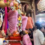 Bhagyashree Instagram - Darshan at #lalbaughcharaja 🙏 Ganpati Bappa Morya. Devotion and faith can help you climd the highest mountains and cross the deepest seas. But God helps those who help themselves. Pray for strength, pray for wisdom, pray for stability and perserverance..... and the Vignaharta will erase the obstacles in your life, make them seem like molehills and puddles to be easily crossed. #ganpatibappamorya #ganeshotsav #prayers