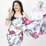 Bhagyashree Instagram - Udi udi udi mein..... I always knew I wanted to fly, I just didn't know that I could. #believeinyourself #believe #beyourownkindofbeautiful #believeinyou #bebeautiful #wings #newme #lifeisbeautiful #lightupthesky #flyhigh #domorebemore #nevergiveup #neversaynever #classy #saree #chic #sarilove 💄@elvismakeupartist 💇‍♀️ @sanjeeda1772 📷 @pinkiemakhijani 👗 @karagiri_ethnic Style by : @kmundhe4442