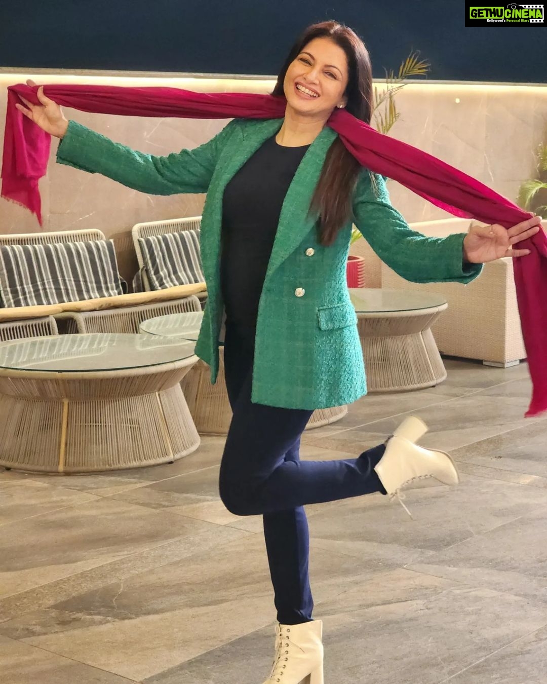 Bhagyashree Instagram - Its beginning to look a lot like christmas now !!🌲🧑🎄 Countdown #christmas 5 days to go. #celebrations #christmas #behappy #spreadsmiles #spreadcheer #spreadjoy #christmascountdown #christmasmood #redgreen 📷@kiranbawaofficial