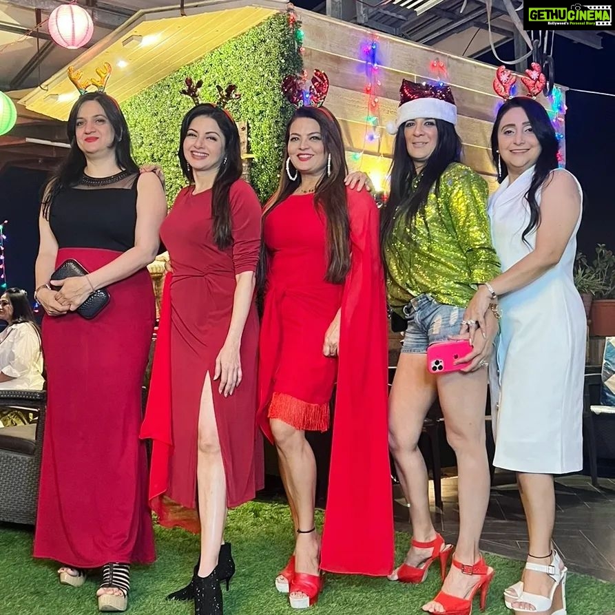 Bhagyashree Instagram - Christmas 'Joy' Celebrations last night! Thank you @simplysheeba for a super fun party. Happy birthday @akashdeep25 (Joy to us) #celebrations #christmas #christmasmood #birthday #friendsforever #funwithfriends #funmoments #funmood