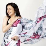 Bhagyashree Instagram - Udi udi udi mein..... I always knew I wanted to fly, I just didn't know that I could. #believeinyourself #believe #beyourownkindofbeautiful #believeinyou #bebeautiful #wings #newme #lifeisbeautiful #lightupthesky #flyhigh #domorebemore #nevergiveup #neversaynever #classy #saree #chic #sarilove 💄@elvismakeupartist 💇‍♀️ @sanjeeda1772 📷 @pinkiemakhijani 👗 @karagiri_ethnic Style by : @kmundhe4442