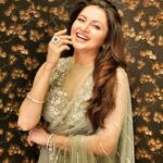 Bhagyashree Instagram - Nothing completes a picture more than a smile...😊 #strikeapose #photoshoot #click #styling #sareelove #saree #glam #smile #perfectpicture Outfit @couturebyniharika Jewellry @mnvfinejewels 📷 @vievekdesai