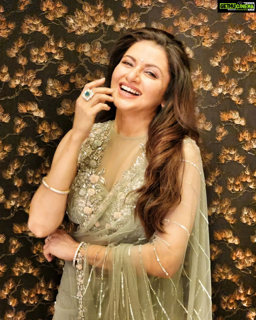 Bhagyashree Instagram - Nothing completes a picture more than a smile...😊 #strikeapose #photoshoot #click #styling #sareelove #saree #glam #smile #perfectpicture Outfit @couturebyniharika Jewellry @mnvfinejewels 📷 @vievekdesai