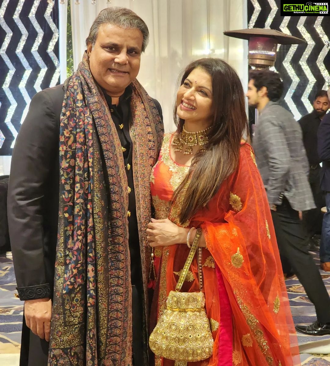 Bhagyashree Instagram - Wedding Diaries contd... #weddingdiaries #lucknow #moments #hubby #bff #menmine #weddingphotography #sareelove #traditional #traditionalwear #saree #indianwear #family #indianweaves #benarasisaree @himallay27