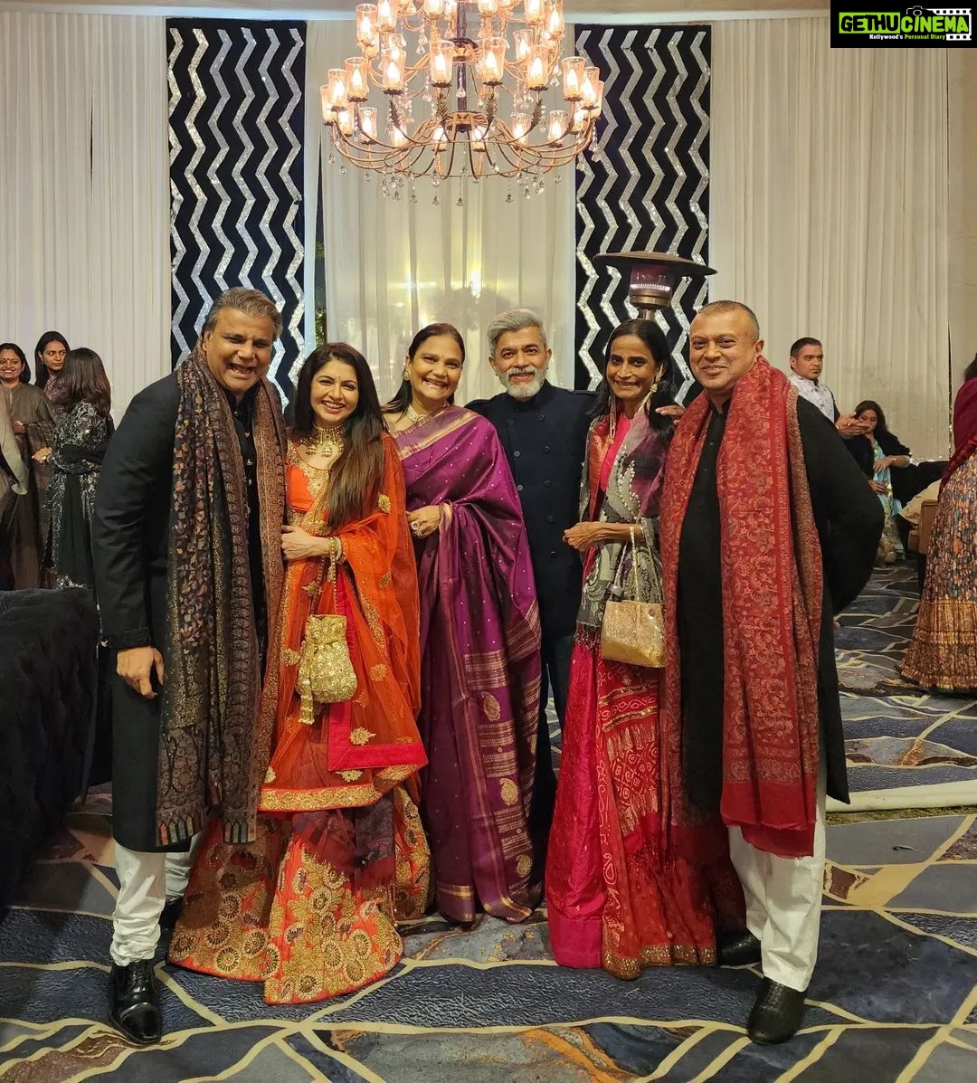 Bhagyashree Instagram - Wedding Diaries contd... #weddingdiaries #lucknow #moments #hubby #bff #menmine #weddingphotography #sareelove #traditional #traditionalwear #saree #indianwear #family #indianweaves #benarasisaree @himallay27