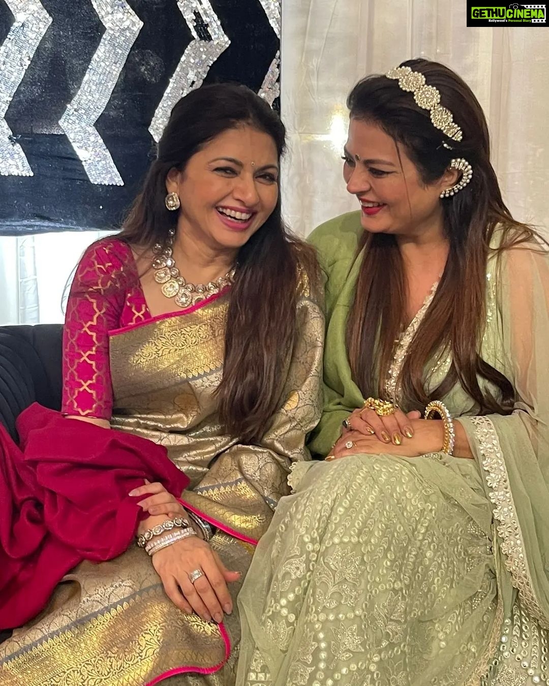 Bhagyashree Instagram - Wedding Diaries !! #weddingdiaries #lucknow #moments #hubby #bff #menmine #weddingphotography #sareelove #traditional #traditionalwear #saree #weavesofindia #indianwear #benarasi #indianweaves #benarasisaree @himallay27