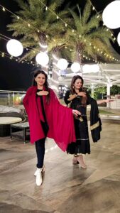 Bhagyashree Instagram - Trials on the trending 😉😅🤣 Mera dil ye pukare aaja.... #trendingreels #trending #dance #twinning #funwithfriends #letsgo @simplysheeba 📷 @kiranbawaofficial