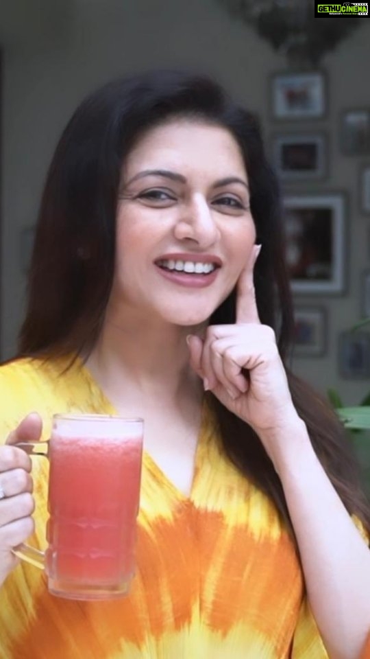 Bhagyashree Instagram - Going red! #tuesdaytipswithb Tomatoes are a part of my everyday meals, raw, cooked or even as a juice. It has 70% of a woman's daily requirement of Vit C. High Vit C ensures easy absorption of collagen and that means better and brighter skin. It also has Vit A, potassium, folate, antioxidants(increased immunity amd reduces effect of free radicals) and lycopene which is anti cancerous. Having tomatoes is a great way to reduce and cholestrol lower bloodsugar too. Have a tomato everyday amd watch your wrinkles go away😇 #tomato #tomatoes #tipsforhealth #homecooking #easyhealthtips #vitC #betterskin #bebeautiful #veggies #vegetables #healthytips #health #everydaytips #vitamins #nourishment #healthfood #diet #weightloss #foodhacks #foodoftheday #nutrition #healthyfood #healthhacks #goodhealth #eatwell #nutritious #womenshealth