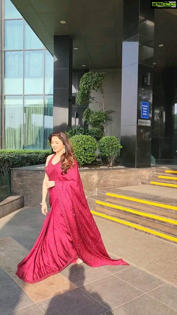 Bhagyashree Instagram - Walking into the december sunshine. Styled by @kmundhe4442 Outfit by: @jigarmaliofficial @fashionbusinessofficials #red#redsaree #glamour #bebeautiful #style #decembervibes #lovethecolor #colormehappy #colorofmylife #colorofthemonth #glam #reelfeel