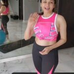 Bhagyashree Instagram – #tuesdaytipswithb 

Kneetucks on the bosuball.
This is an exercize that requires strength, stability and balance. Back aligned straight, core held tight, bring your knees towards your chest. 

#functionaltraining 
#core #workoutmotivation #coreworkout #exercise #corestrength #workoutmotivation #fitnessmotivation #bosuball #bestrong #befit #fitness #domorebemore