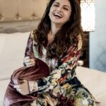 Bhagyashree Instagram - Playdate #comfortwear #havefun #pillowfight #pillow #pillowtalk #comfort #funmoments #behappy Stylist @roshni0819 📷 @pinkiemakhijani 👗 @sewtableclothing