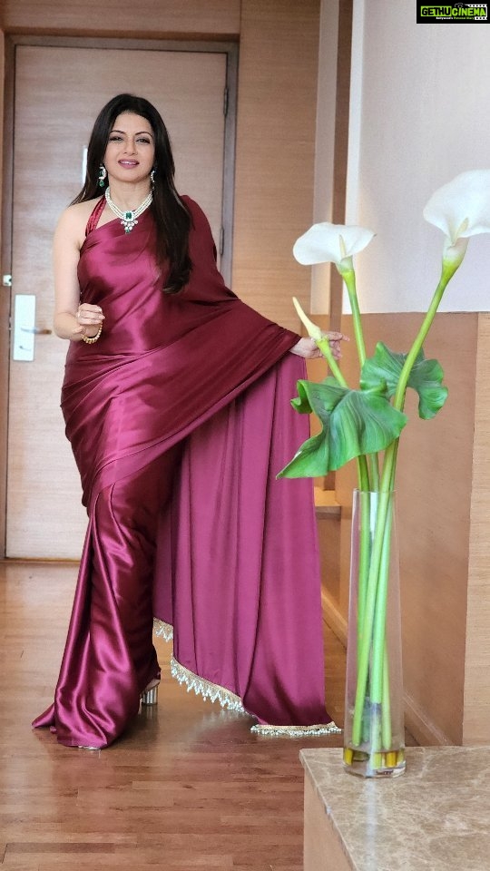 Bhagyashree Instagram - Walking into the weekend ! #bethewomanyouwanttobe #beyourownkindofbeautiful #click #style #pictureperfect #feelingbeautiful #sari #sarilove