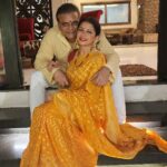 Bhagyashree Instagram - Happy Diwali from us to you! Aap sabhi ko Diwali ki bahut shubhkamanaye.! May this festival of lights, light up your life with love, happiness and prosperity. #diwali #festivevibes #lightupthesky #festivalsofindia #festivewear #lightupyourlife #behappy #couplegoals #happiness #blessings #blessed @himallay27