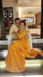 Bhagyashree Instagram - Happy Diwali from us to you! Aap sabhi ko Diwali ki bahut shubhkamanaye.! May this festival of lights, light up your life with love, happiness and prosperity. #diwali #festivevibes #lightupthesky #festivalsofindia #festivewear #lightupyourlife #behappy #couplegoals #happiness #blessings #blessed @himallay27