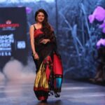 Bhagyashree Instagram - On the ramp.... #lakmefashionweek for @sanjukta_dutta_ Glam By :- @jyotiiadvani.artistry #rampwalk #weavesofindia #bethewomanyouwanttobe #mekhlachador
