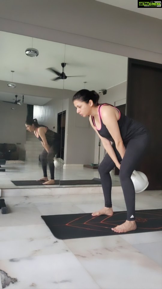 Bhagyashree Instagram - #mondaymotivation Kettlebell Swings. This is more difficult that it looks. It is something that takes time to learn but is super effective to burn calories, give u a strong core, shape your glutes n thighs and strengthen your back. However, doing it without a trainer, one can easily hurt the lowerback.... so dont just copy it. #movementismedicine #exercise #kettlebellswings #weighttraining #kettlebell #workoutmotivation #workout #bestrong