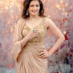 Bhagyashree Instagram - Glitterati ! #lovethelook #dressedup #bebeautiful #shimmernshime #glamour #glitz #glitter #gold #shineyourlight #beyourownkindofbeautiful 💄@elvismakeupartist 💇‍♀️ @vhairforu Outfit @niveditasaboocouture Jewellery @goldsmiths_jewellery @jewelryaccent @the_jewel_gallery Stylist: @stylebysaachivj Team: @sanzimehta777 @nehha_o Photo : @propixer