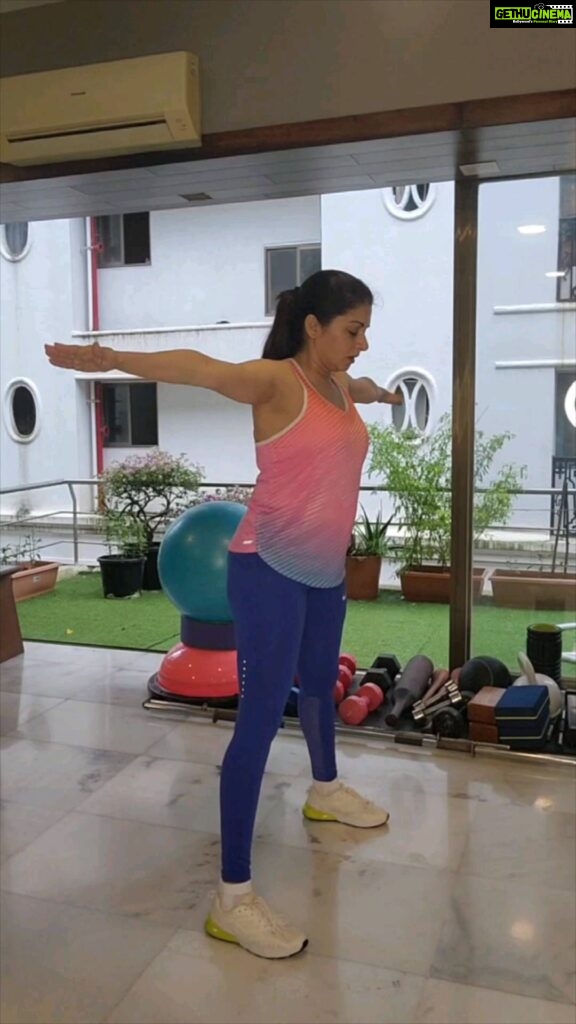 Bhagyashree Instagram - #mondaymotivation You got to do what you have to do! One takes time to look after one's family, home and work.. then why not to look after your own health. Easy cardio... just to rev up the morning, get the metabolism going body moving n energy grooving! Exercizing keeps me in a good mood... even if it is just for 30mins... I make it a point to workout. Do you? #mondaymood #metabolism #functionalfitness #functionaltraining #cardio #exercise #muscles #workoutmotivation #fitnessmotivation #bestrong #befit #fitness #health