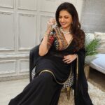 Bhagyashree Instagram - BlackMagic! #black #blackmagic ##saree #jewellery #sareelove #traditional #lovethelook #dressedup #bts #navratri #glam #beyourownkindofbeautiful Make Up @elvismakeupartist Hair @sanjeeda1772 Outfit @mohini__chabria