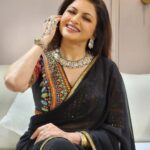 Bhagyashree Instagram - I love color, think grey and see black n white.🤪😁 #moodsofawoman #bethewomanyouwanttobe #coloroftheday #black #blackmagic #colorme #beyourownkindofbeautiful #sarilove #saree Stylist : @roshni0819 Outfit : @mohini_chabria Jewellery : @amrapalijewels Team : @styled_by_tanisha Make Up @elvismakeupartist Hair @sanjeeda1772