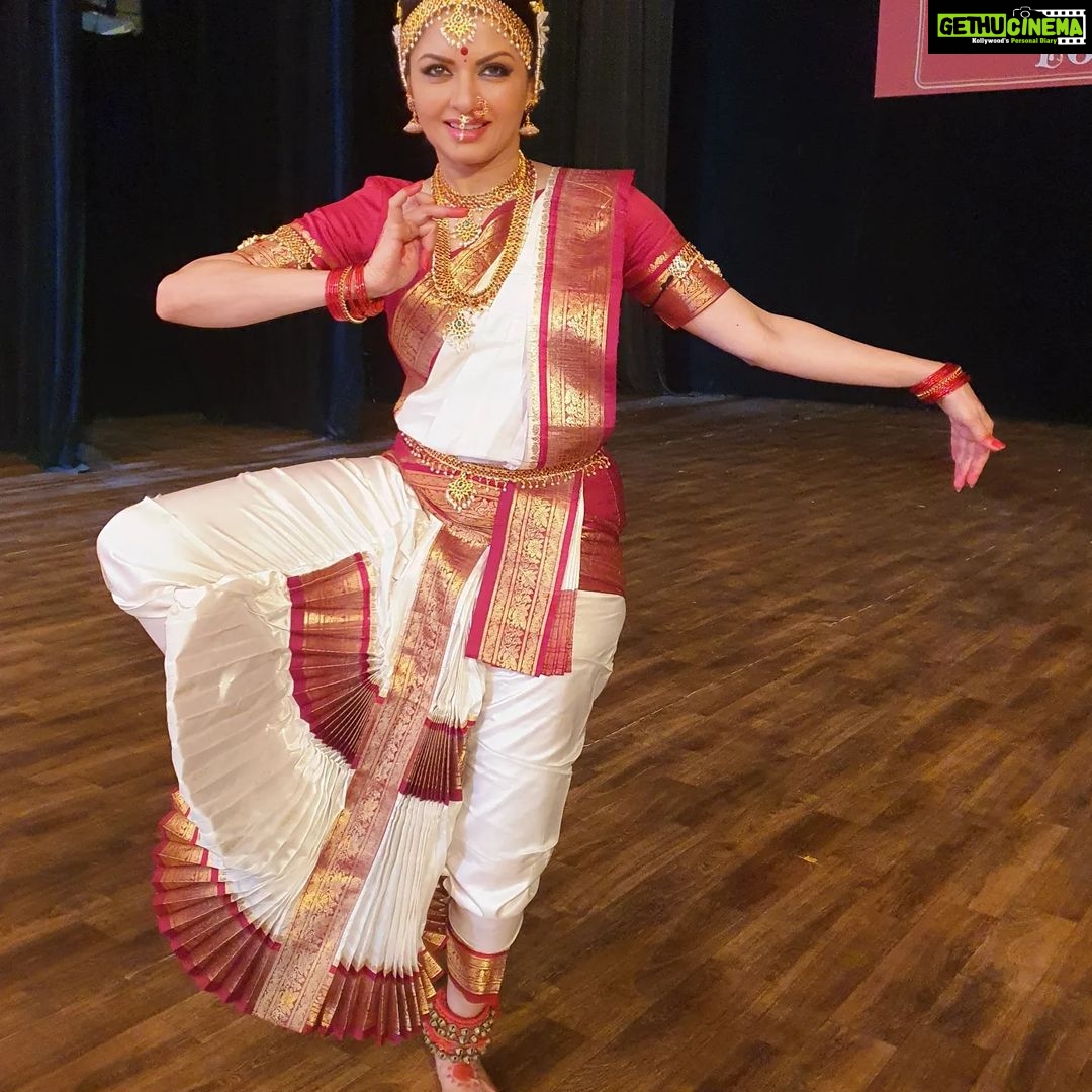 Bhagyashree Instagram - #flashbackfriday When the student is ready the teacher appears...... but in this case.. I wasn't prepared at all. A dance form that requires years of training & dedication.. how could I possibly learn it in a week.. even if it was just a 5min sequence.... and at my age😅🙆♀️ I have to thank @tupai_shilpi for being patient and a wonderful teacher.... for me to even achieve what happened to be a graceful if not perfect performance. #memories #nevergiveup #teacher #dance #indiandance #bharatnatyam #bts #shoot