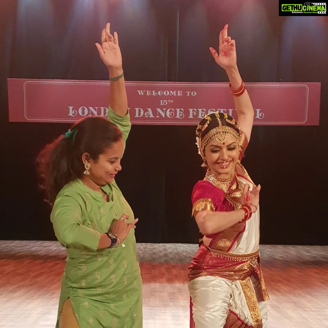 Bhagyashree Instagram - #flashbackfriday When the student is ready the teacher appears...... but in this case.. I wasn't prepared at all. A dance form that requires years of training & dedication.. how could I possibly learn it in a week.. even if it was just a 5min sequence.... and at my age😅🙆♀️ I have to thank @tupai_shilpi for being patient and a wonderful teacher.... for me to even achieve what happened to be a graceful if not perfect performance. #memories #nevergiveup #teacher #dance #indiandance #bharatnatyam #bts #shoot