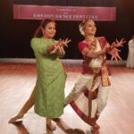 Bhagyashree Instagram - #flashbackfriday When the student is ready the teacher appears...... but in this case.. I wasn't prepared at all. A dance form that requires years of training & dedication.. how could I possibly learn it in a week.. even if it was just a 5min sequence.... and at my age😅🙆‍♀️ I have to thank @tupai_shilpi for being patient and a wonderful teacher.... for me to even achieve what happened to be a graceful if not perfect performance. #memories #nevergiveup #teacher #dance #indiandance #bharatnatyam #bts #shoot