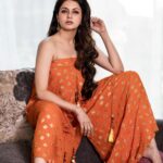 Bhagyashree Instagram - Kesariya Ishq..... #kesariya #ishq #orangeisthenewblack #festivewear #festivevibes #festive #vibe #lovethelook #lovethecolor #orange Make Up @jyotiiadvani.artistry Hair @sanjeeda1772 Outfit @stylejunkiie Jewellery @roopavohrafinejewellery 📷 @pinkiemakhijani
